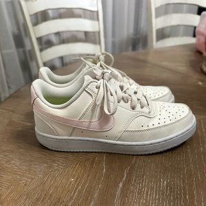 Women’s Nike tennis shoes size 7